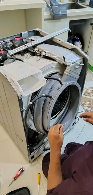 إمالة الغسالة للوصول لمضخة التصريف